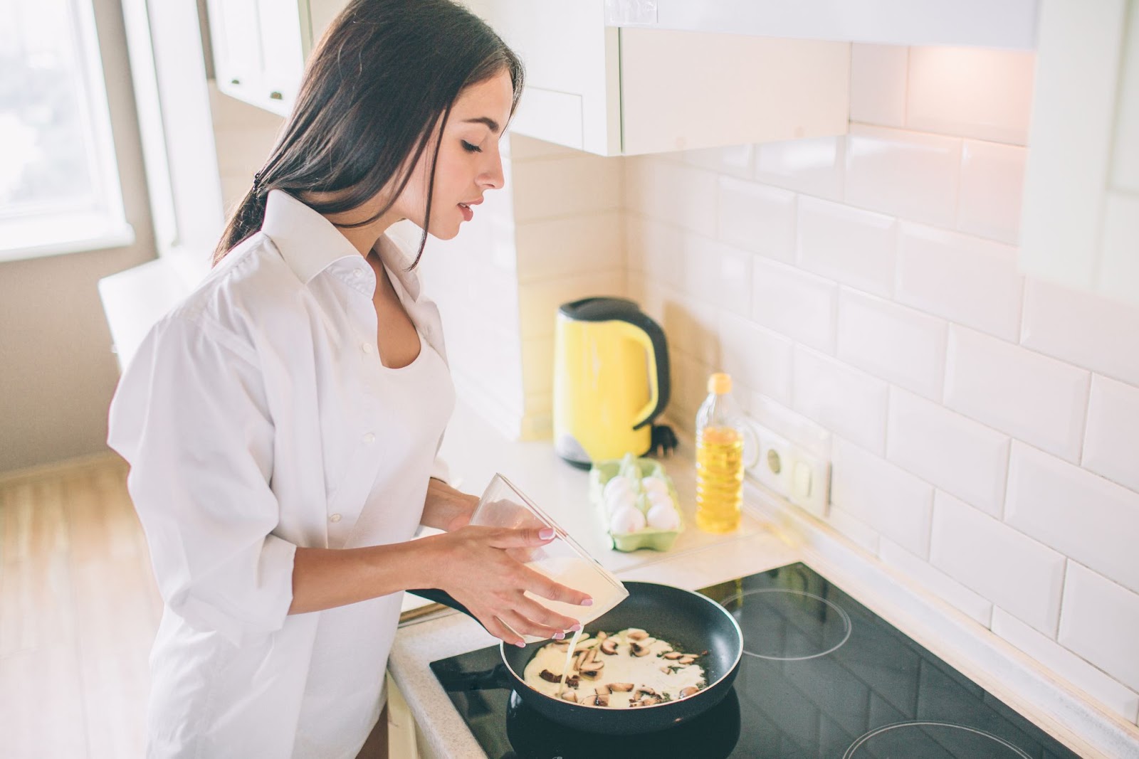 Kate cook breakfast when. Женщина готовит яичницу. Девушка готовит. Девушка завтракает. Девушка готовит завтрак.