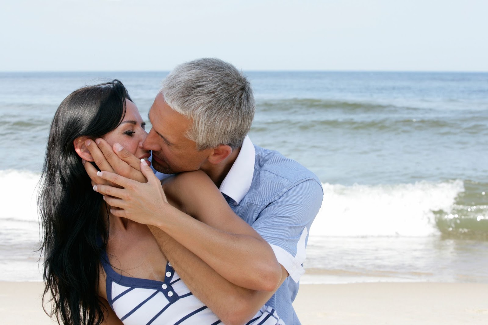 Жену на пляже муж смотрит. Старики на пляже вдвоем. Зрелая с молодым парнем на пляже. Kiss on the Beach.
